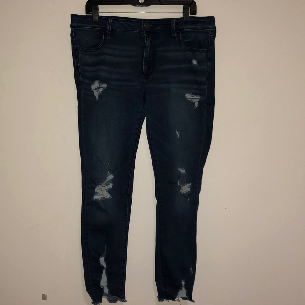 Jeans with cutout and distressed details